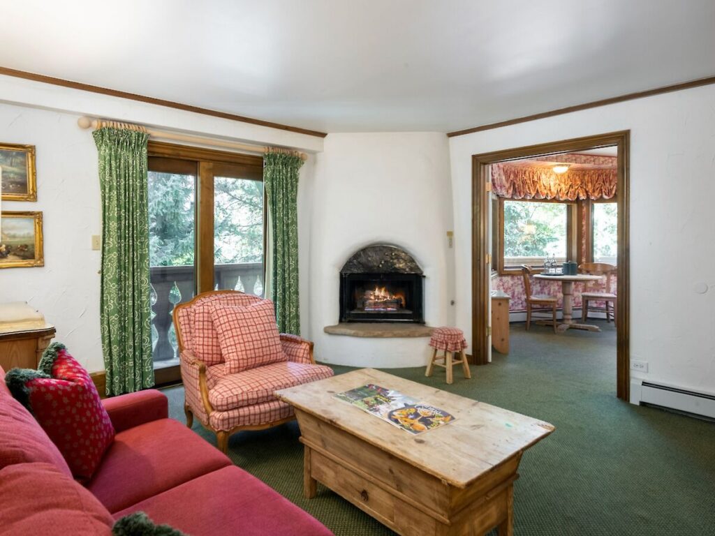 cav_-_king_suite_with_fireplace.1200x0